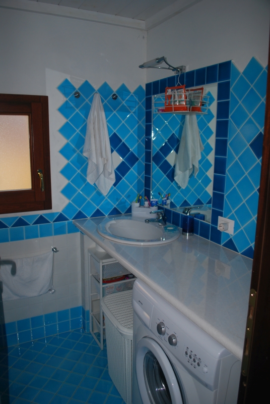 10_bathroom.jpg