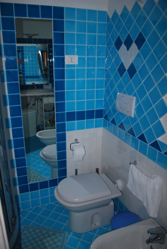 11_bathroom.jpg