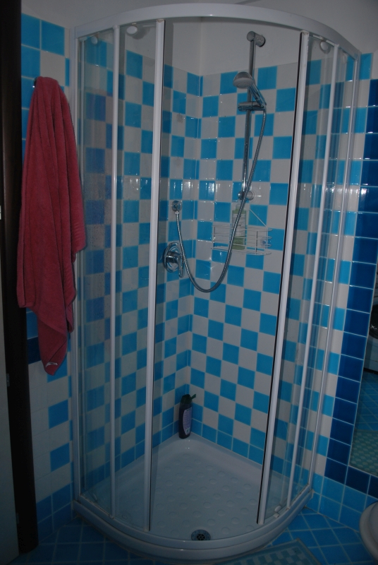 12_bathroom.jpg